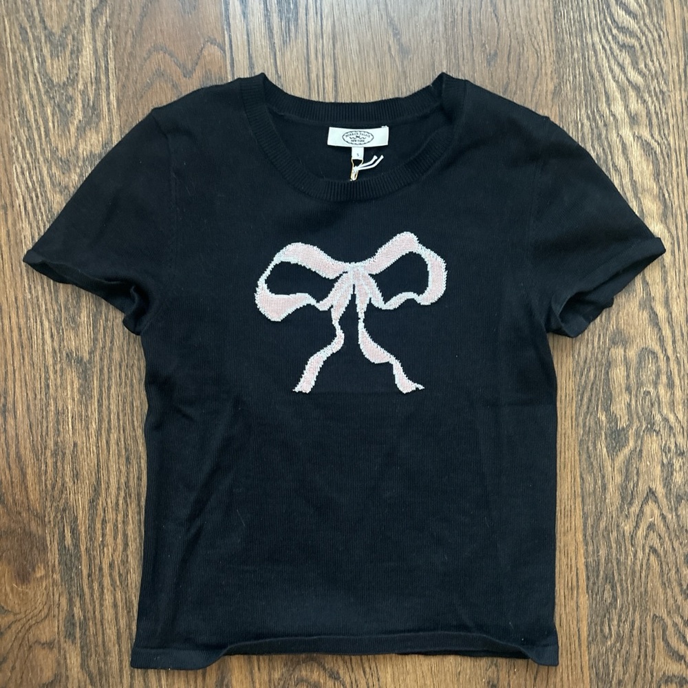 Mirror Palais Black Short Sleeve Tee with Pink Bow Motif